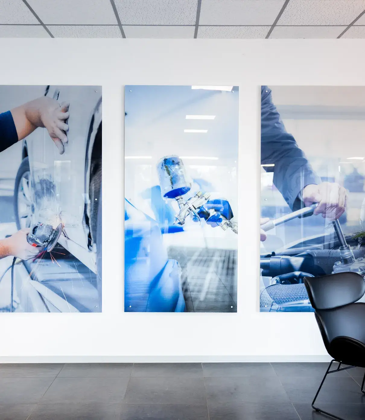 Großformatige Wandbilder mit Motiven aus Karosserie, Lackierung und Mechanik im Empfangsbereich von Karosserie Blanke