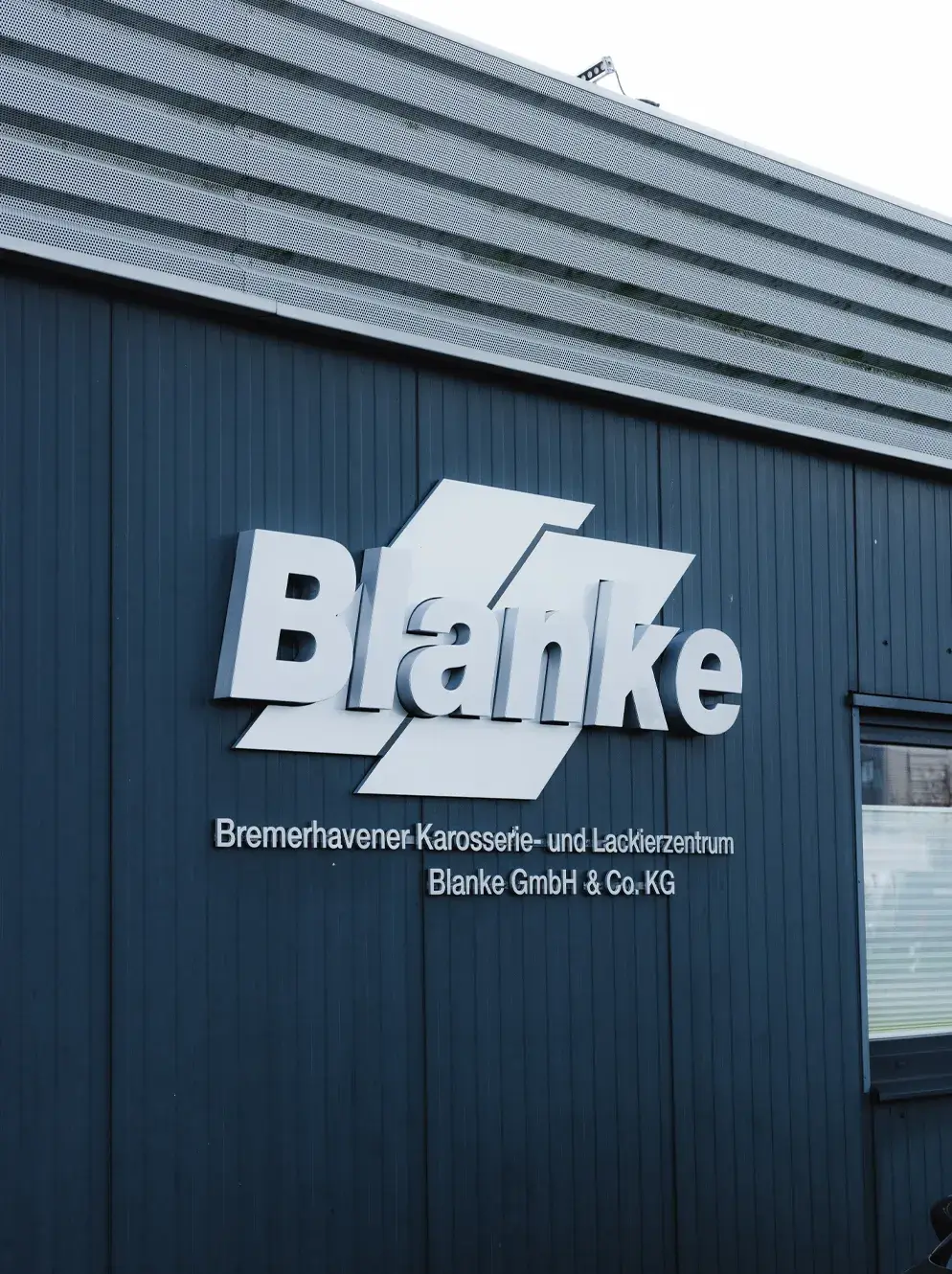 Firmenlogo von Karosserie Blanke am Gebäude in Bremerhaven
